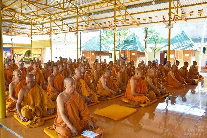 Chùm ảnh khóa tu ngày thứ 3 của Tăng đoàn hệ phái Khất sĩ 30 Chùm ảnh khóa tu ngày thứ 3 của Tăng đoàn hệ phái Khất sĩ image-1732289715197