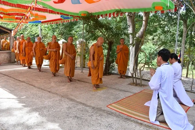 Chùm ảnh khóa tu truyền thống hệ phái Khất sĩ ngày thứ 4 image-1731942906597