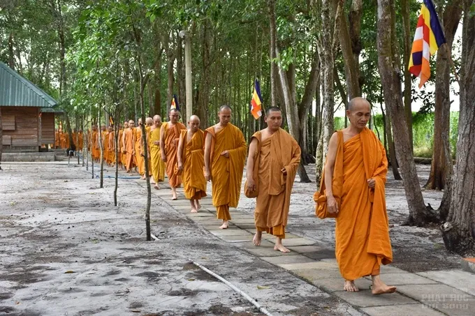 Chùm ảnh khóa tu truyền thống hệ phái Khất sĩ ngày thứ 4 image-1731942917083