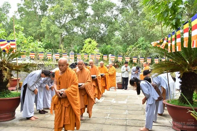 Chùm ảnh khóa tu truyền thống hệ phái Khất sĩ ngày thứ 5 image-1731943539631