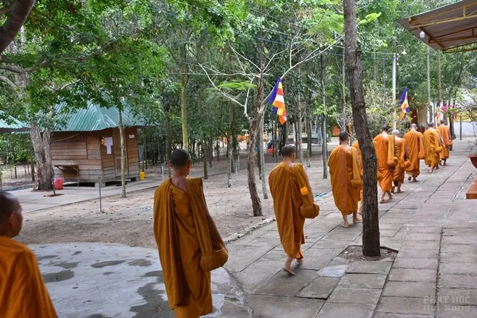 Chùm ảnh khóa tu truyền thống hệ phái Khất sĩ ngày thứ 5 image-1731943545172