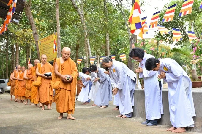 Chùm ảnh khóa tu truyền thống hệ phái Khất sĩ ngày thứ 7 image-1731943130681