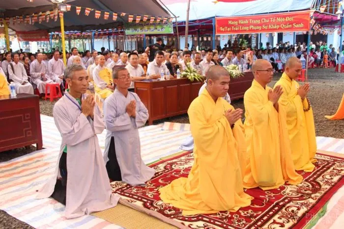 Thượng tọa Thích Quảng Tuấn trao giấy quyết định bổ nhiệm trụ trì cho Đại đức Thích Ngộ Đức Chùm ảnh lễ bổ nhiệm trụ trì Chùa Bửu Lâm - Đăk Glong image-1731919971192