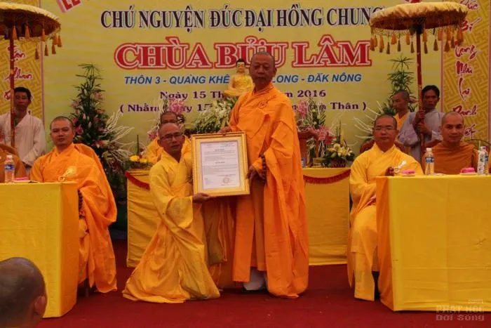 Thượng tọa Thích Quảng Tuấn trao giấy quyết định bổ nhiệm trụ trì cho Đại đức Thích Ngộ Đức Chùm ảnh lễ bổ nhiệm trụ trì Chùa Bửu Lâm - Đăk Glong image-1731919971811