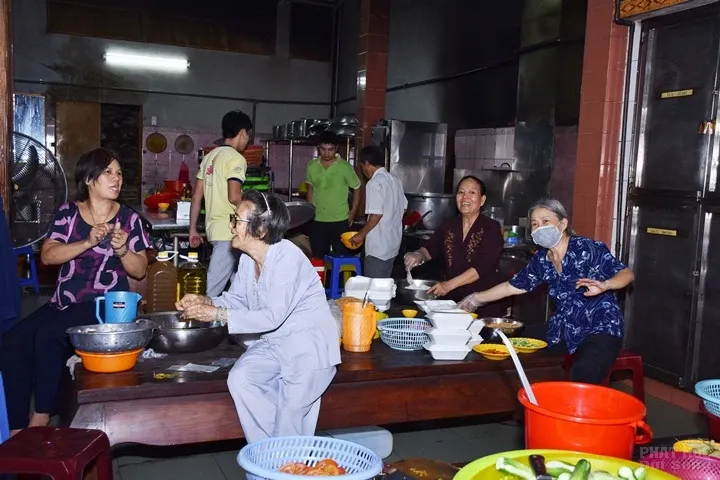 Chùm ảnh tịnh xá Lộc Uyển Q6 cúng rằm tháng giêng image-1731946159190