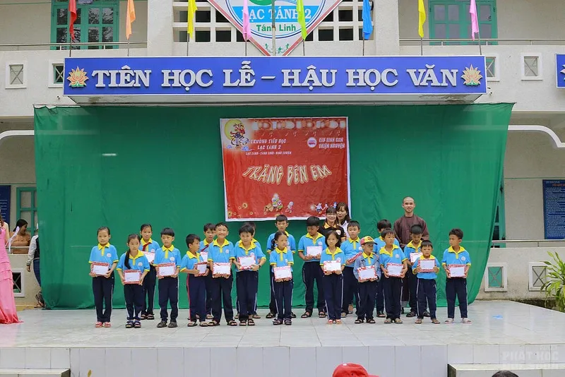 CLB Linh Sơn Thiện Nguyện tặng khuyến học mùa trung thu image-1731941373879