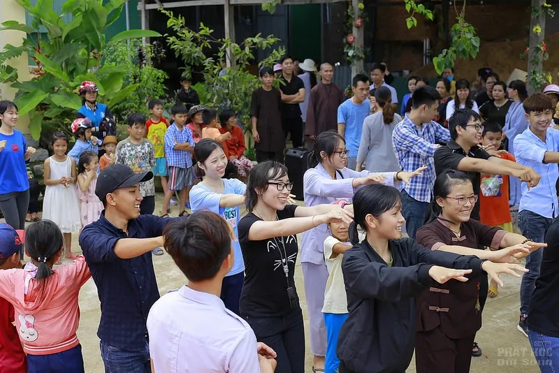 CLB Linh Sơn Thiện Nguyện tặng khuyến học mùa trung thu image-1731941374821