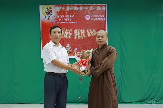 CLB Linh Sơn Thiện Nguyện tặng khuyến học mùa trung thu image-1731941376396