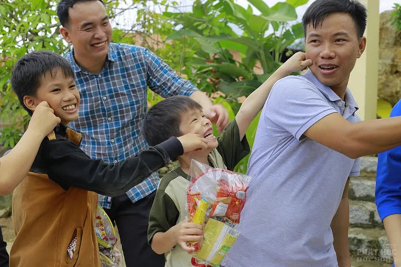 CLB Linh Sơn Thiện Nguyện tặng khuyến học mùa trung thu image-1731941377705