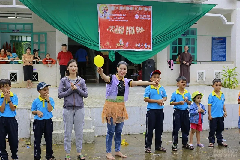 CLB Linh Sơn Thiện Nguyện tặng khuyến học mùa trung thu image-1731941382853