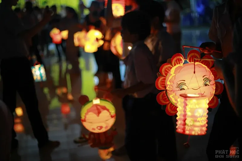 CLB Linh Sơn Thiện Nguyện tặng khuyến học mùa trung thu image-1731941394744