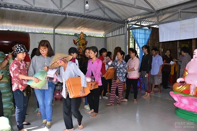 CLB Thiện Duyên tặng quà xuân tại Trà Vinh 2 CLB Thiện Duyên tặng quà xuân tại Trà Vinh image-1731943191755