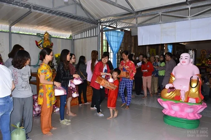 CLB Thiện Duyên tặng quà xuân tại Trà Vinh 3 CLB Thiện Duyên tặng quà xuân tại Trà Vinh image-1731943192471