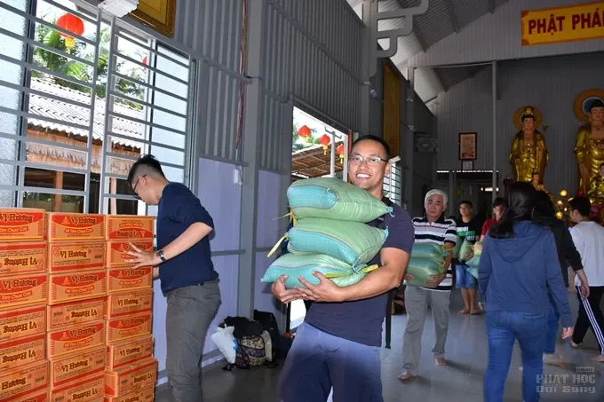 CLB Thiện Duyên tặng quà xuân tại Trà Vinh 7 CLB Thiện Duyên tặng quà xuân tại Trà Vinh image-1731943195337