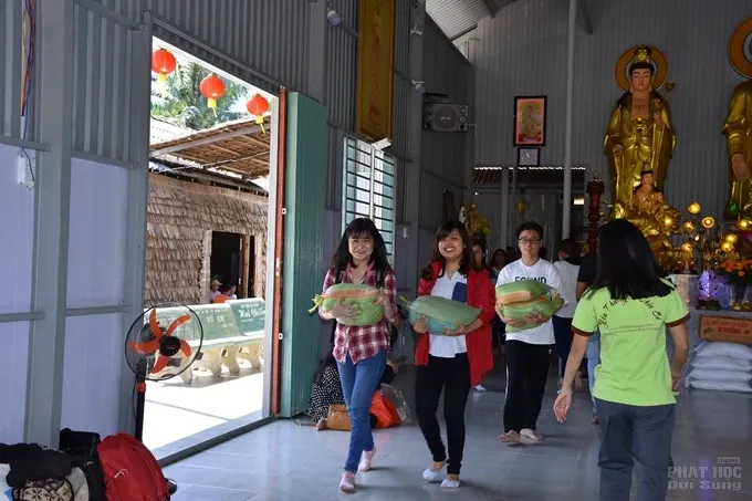 CLB Thiện Duyên tặng quà xuân tại Trà Vinh 10 CLB Thiện Duyên tặng quà xuân tại Trà Vinh image-1731943197497