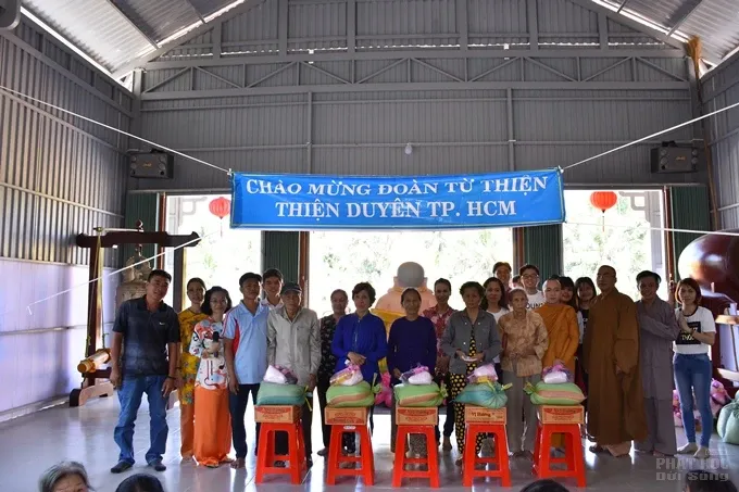 CLB Thiện Duyên tặng quà xuân tại Trà Vinh 14 CLB Thiện Duyên tặng quà xuân tại Trà Vinh image-1731943200562