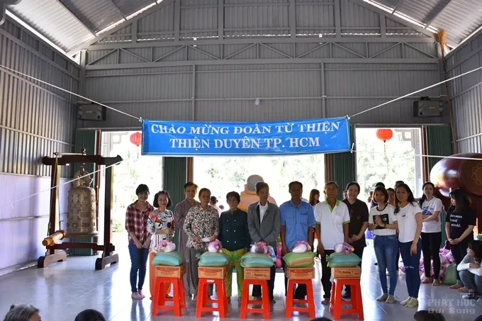 CLB Thiện Duyên tặng quà xuân tại Trà Vinh 15 CLB Thiện Duyên tặng quà xuân tại Trà Vinh image-1731943201332