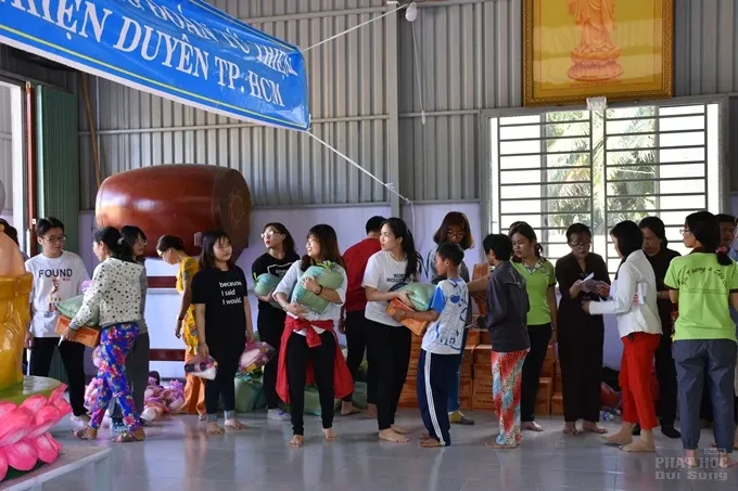 CLB Thiện Duyên tặng quà xuân tại Trà Vinh 16 CLB Thiện Duyên tặng quà xuân tại Trà Vinh image-1731943202100