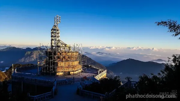 Công trình pho Phật Thích Ca đang trong giai đoạn thi công tại đỉnh Phan Xi Păng Cờ Phật giáo tung bay trên đỉnh Phan Xi Păng image-1731932128022