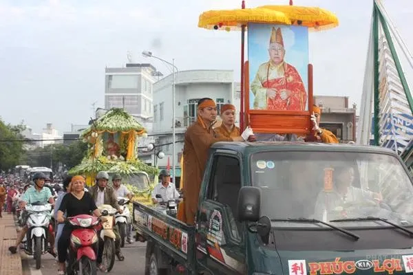 Cung thỉnh linh mô HT Thích Thiện Sanh tham Phật Yết Tổ tại chùa Vĩnh Hưng image-1731939353239