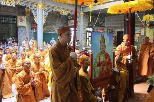 Cung thỉnh linh mô HT Thích Thiện Sanh tham Phật Yết Tổ tại chùa Vĩnh Hưng image-1731939354667