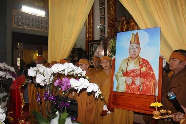 Cung thỉnh linh mô HT Thích Thiện Sanh tham Phật Yết Tổ Cung thỉnh linh mô HT Thích Thiện Sanh tham Phật Yết Tổ tại chùa Vĩnh Hưng image-1731939356692