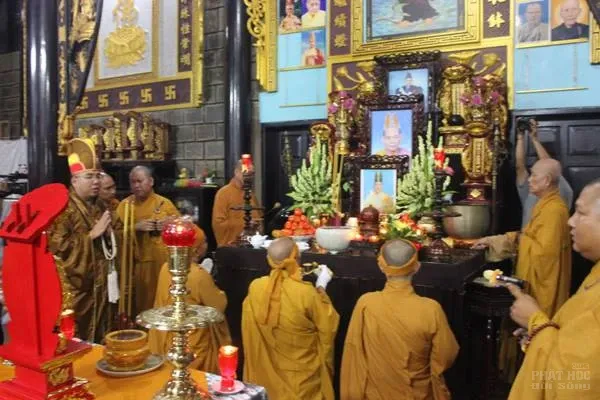Cung thỉnh linh mô HT Thích Thiện Sanh tham Phật Yết Tổ tại chùa Vĩnh Hưng image-1731939357330