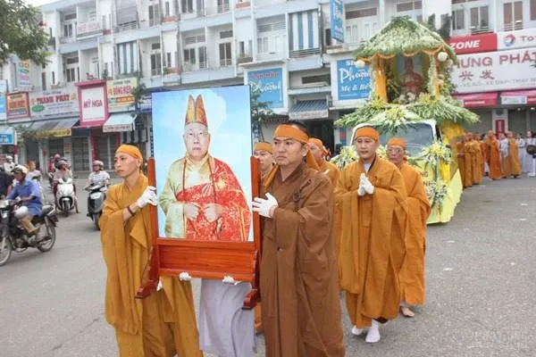 Cung thỉnh linh mô HT Thích Thiện Sanh tham Phật Yết Tổ Cung thỉnh linh mô HT Thích Thiện Sanh tham Phật Yết Tổ tại chùa Vĩnh Hưng image-1731939359250