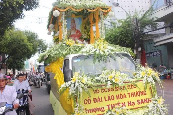 Cung thỉnh linh mô HT Thích Thiện Sanh tham Phật Yết Tổ tại chùa Vĩnh Hưng image-1731939361121