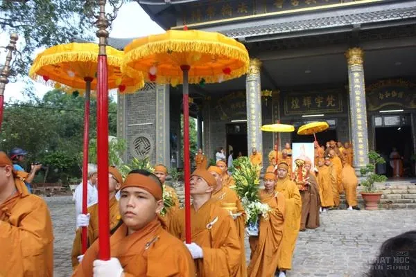 Cung thỉnh linh mô HT Thích Thiện Sanh tham Phật Yết Tổ tại chùa Vĩnh Hưng image-1731939362394