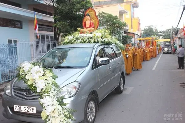 Cung thỉnh linh mô HT Thích Thiện Sanh tham Phật Yết Tổ tại chùa Vĩnh Hưng image-1731939364192