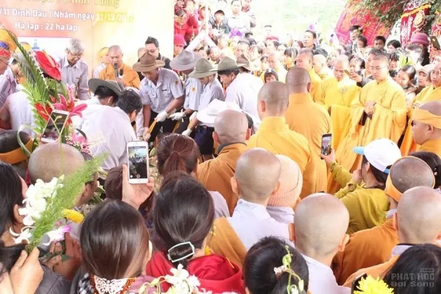 Cung tống kim quan Ni sư Thích Nữ Tịnh Như nhập bảo tháp 11 Cung tống kim quan Ni sư Thích Nữ Tịnh Như nhập bảo tháp image-1732291865704