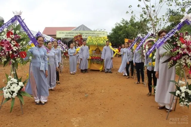 Cung tống kim quan Ni sư Thích Nữ Tịnh Như nhập bảo tháp 12 Cung tống kim quan Ni sư Thích Nữ Tịnh Như nhập bảo tháp image-1732291866659