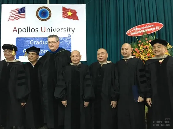 Đại học Apollos Hoa Kỳ trao bằng tiến sĩ danh dự cho 5 vị tu sĩ Phật giáo Đại học Apollos Hoa Kỳ trao bằng tiến sĩ danh dự cho 5 vị tu sĩ Phật giáo image-1731748391175