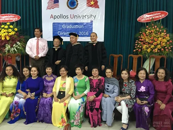 Đại học Apollos Hoa Kỳ trao bằng tiến sĩ danh dự cho 5 vị tu sĩ Phật giáo Đại học Apollos Hoa Kỳ trao bằng tiến sĩ danh dự cho 5 vị tu sĩ Phật giáo image-1731748391715