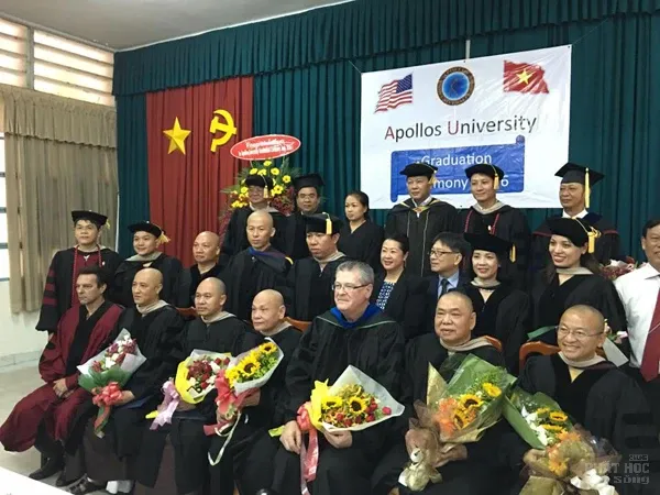 Đại học Apollos Hoa Kỳ trao bằng tiến sĩ danh dự cho 5 vị tu sĩ Phật giáo Đại học Apollos Hoa Kỳ trao bằng tiến sĩ danh dự cho 5 vị tu sĩ Phật giáo image-1731748393349