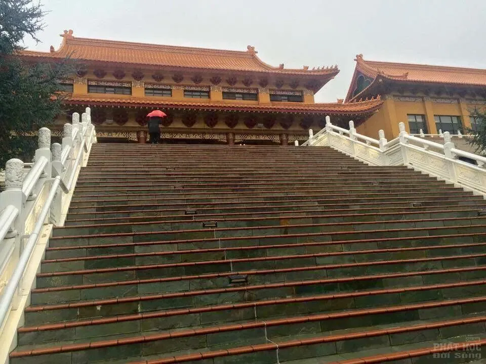 Đài Loan: Chùa Nan Tiên nhìn qua màn cửa image-1731747753681