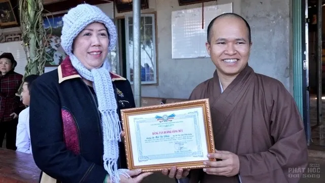 Đăk Nông: Chữa bệnh và tặng quà từ thiện tại Chùa Liên Hoa image-1731942260535