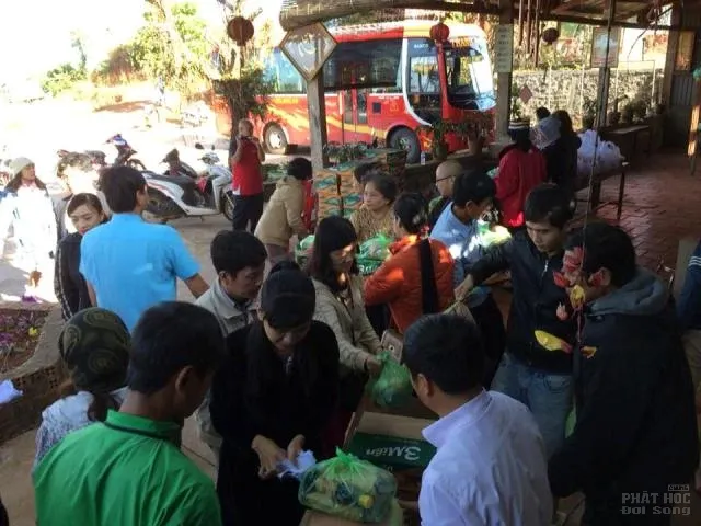 Đăk Nông: Chữa bệnh và tặng quà từ thiện tại Chùa Liên Hoa image-1731942263881