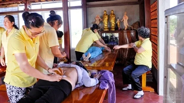 Đăk Nông: Chữa bệnh và tặng quà từ thiện tại Chùa Liên Hoa image-1731942265388