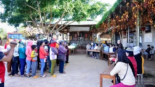 Đăk Nông: Chữa bệnh và tặng quà từ thiện tại Chùa Liên Hoa image-1731942266836