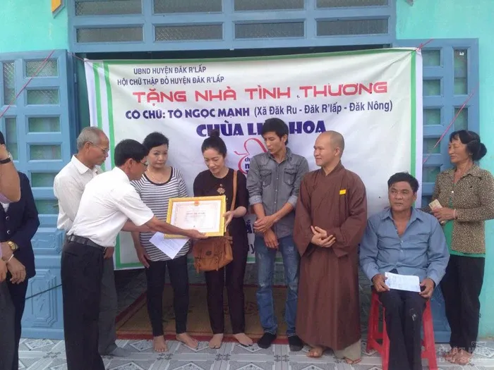 Đăk Nông: Chùa Liên Hoa trao tặng 4 căn nhà tình thương Đăk Nông: Chùa Liên Hoa trao tặng 4 căn nhà tình thương image-1731941592622