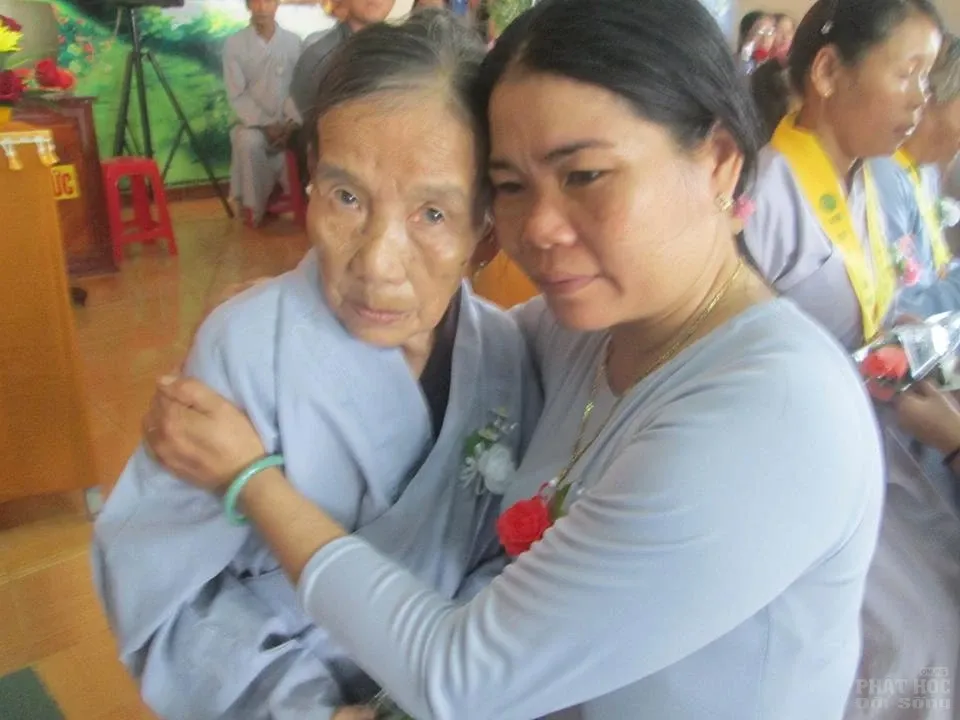 Đăk Nông: Chùa Phước Hoa lễ cài bông hồng image-1731921841640