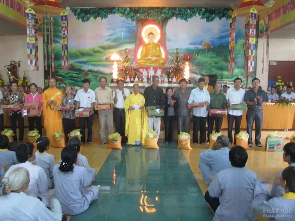 Đăk Nông: Chùa Phước Hoa lễ cài bông hồng image-1731921842685