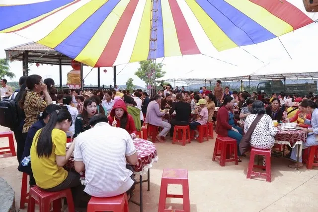 Đăk Nông: Lễ hội Quán Âm, buffet chay chùa Liên Hoa 1 Đăk Nông: Lễ hội Quán Âm, buffet chay chùa Liên Hoa image-1731934782636