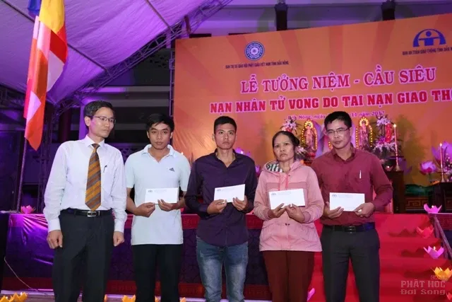 Đắk Nông: Lễ tưởng niệm cầu siêu nhân ngày an toàn giao thông năm 2017 15 Đắk Nông: Lễ tưởng niệm cầu siêu nhân ngày an toàn giao thông năm 2017 image-1732287796220