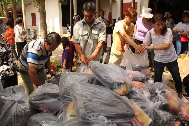 Đạo tràng Trúc Lâm Đông Quang tiếp sức học sinh đến trường 2 Đạo tràng Trúc Lâm Đông Quang tiếp sức học sinh đến trường image-1732288224374