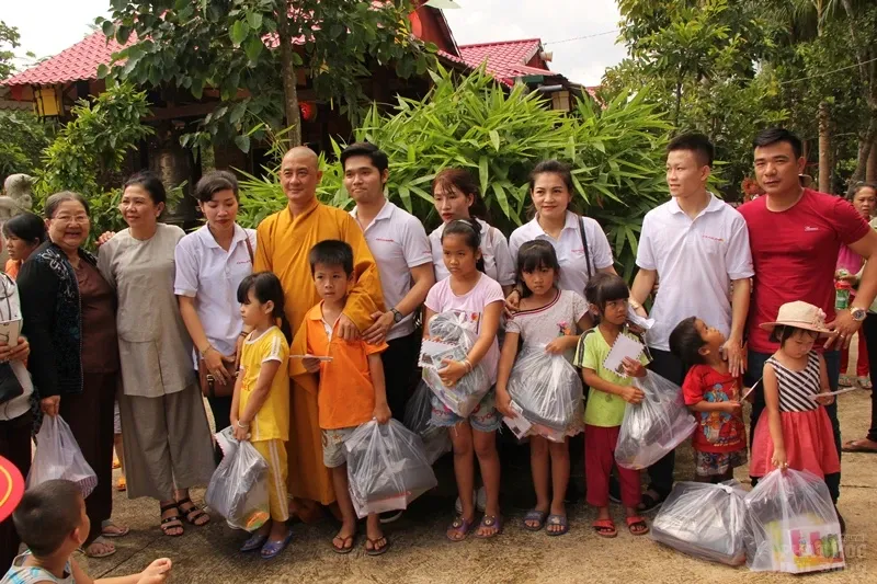 Đạo tràng Trúc Lâm Đông Quang tiếp sức học sinh đến trường 4 Đạo tràng Trúc Lâm Đông Quang tiếp sức học sinh đến trường image-1732288226365