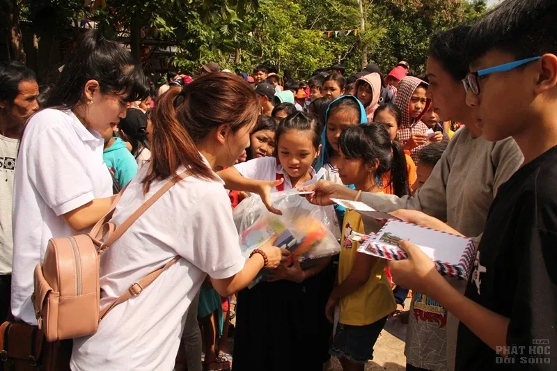 Đạo tràng Trúc Lâm Đông Quang tiếp sức học sinh đến trường 5 Đạo tràng Trúc Lâm Đông Quang tiếp sức học sinh đến trường image-1732288227463
