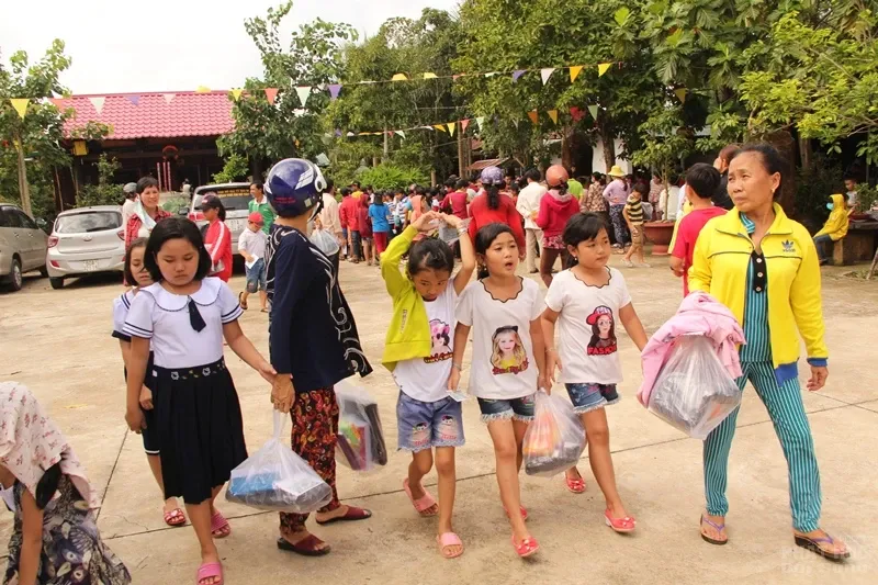 Đạo tràng Trúc Lâm Đông Quang tiếp sức học sinh đến trường 6 Đạo tràng Trúc Lâm Đông Quang tiếp sức học sinh đến trường image-1732288228404